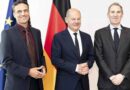 Kanclerz Olaf Scholz (SPD) z Amazon CEO Andy Jassy oraz szefem Amazon Niemcy, Rocco Bräuniger.