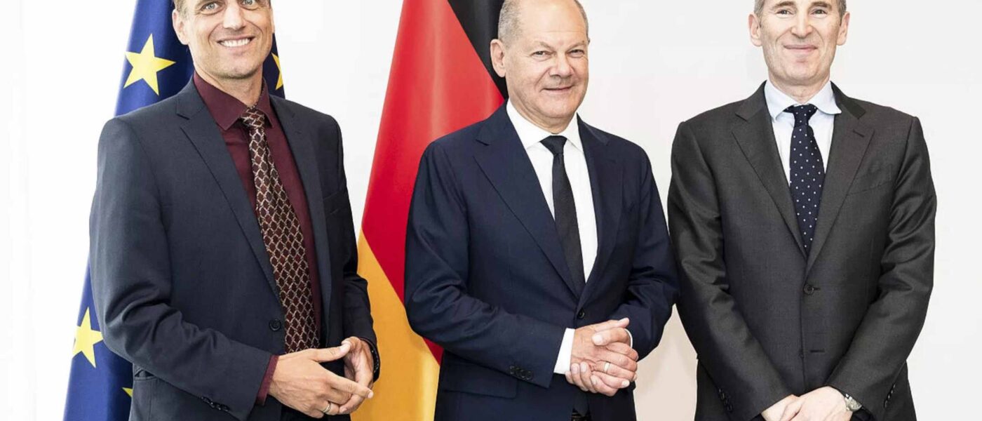 Kanclerz Olaf Scholz (SPD) z Amazon CEO Andy Jassy oraz szefem Amazon Niemcy, Rocco Bräuniger.
