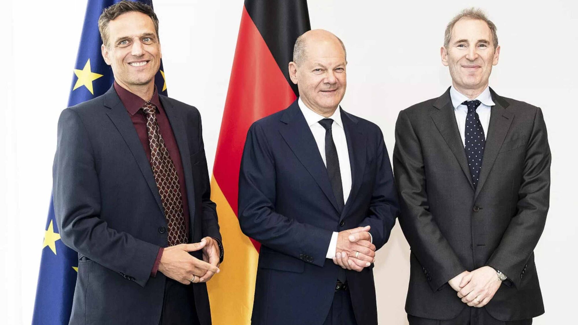 Kanclerz Olaf Scholz (SPD) z Amazon CEO Andy Jassy oraz szefem Amazon Niemcy, Rocco Bräuniger.