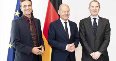 Kanclerz Olaf Scholz (SPD) z Amazon CEO Andy Jassy oraz szefem Amazon Niemcy, Rocco Bräuniger.