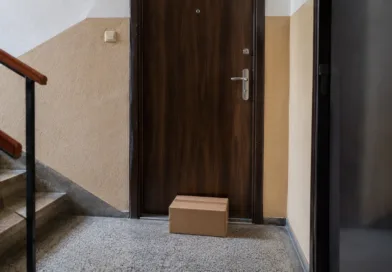 Paczka zostawiona pod drzwiami: kto odpowiada, gdy przesyłka znika albo wraca uszkodzona