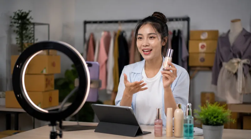 Social commerce przestaje być niszą w Wielkiej Brytanii. TikTok Shop zmienia nawyki zakupowe młodszych konsumentów